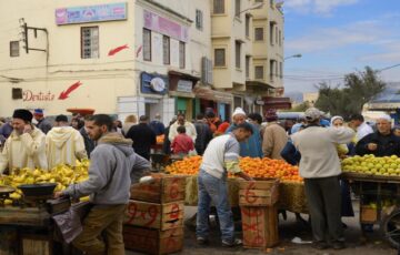 معاناة الباعة المتجولين بعمالة عين الشق بالدار البيضاء من جراء تأخير فتح السوق الخاص بهم